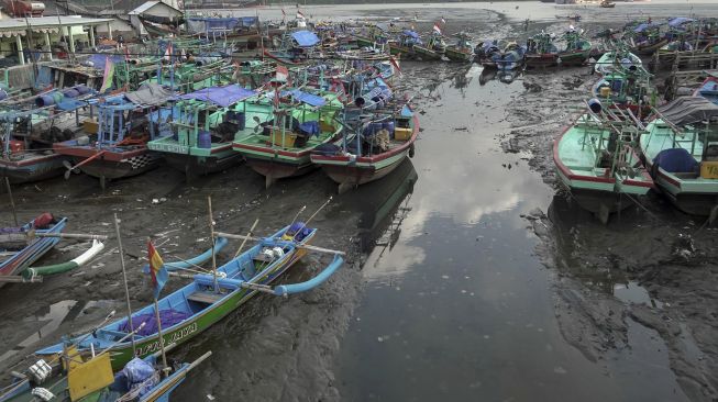 Sejumlah perahu nelayan bersandar di muara sungai menunggu pasang tiba untuk dapat melaut di Kali Yasa Cilacap, Jateng, Jumat (28/5/2021). [ANTARA FOTO/Idhad Zakaria]