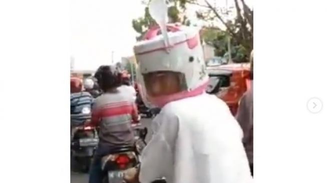 Pakai Helm Rice Cooker Lengkap dengan Centong, Pemotor Ini Diamankan Polisi