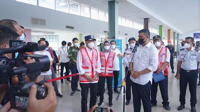 Wali Kota Medan Bobby Nasution di stasiun KA Medan. [Ist]