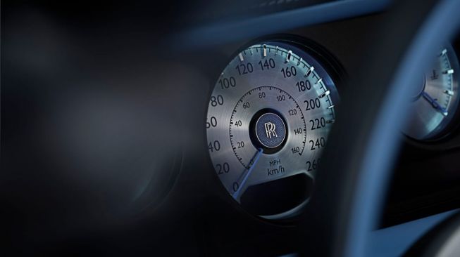 Penempatan speedometer serta penanda waktu di Rolls-Royce Boat Tail [Rolls-Royce Motor Cars].