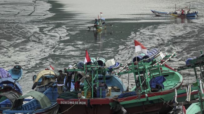 Sejumlah perahu nelayan bersandar di muara sungai menunggu pasang tiba untuk dapat melaut di Kali Yasa Cilacap, Jateng, Jumat (28/5/2021). [ANTARA FOTO/Idhad Zakaria]