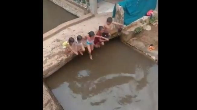 Kontras Banget! Viral Bocah Renang di Selokan, Lokasinya di Samping Waterboom