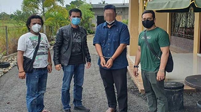 Tim Gabungan Polda Riau dan Polresta Pekanbaru menangkap eks anggota dewan DPRD Pekanbaru YS, otak teror kepala anjing ke rumah  Ketua LAM Pekanbaru. [Ist]