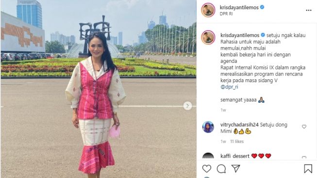 Penampilan Krisdayanti saat jadi anggota dewan. [Instagram/krisdayantilemos]