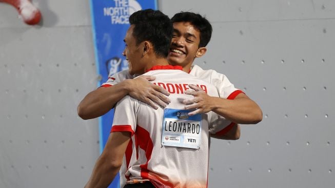 Atlet panjat tebing Indonesia Kiromal Katibin (kiri) dan rekannya Veddriq Leonardo (kanan) melakukan selebrasi setelah mencatat waktu tercepat dalam  kejuaraan Piala Dunia Panjat Tebing 2021, di  Salt Lake City, Utah, Amerika Serikat, Jumat (28/5/2021). [ANTARA FOTO/ Reuters-Jeffrey Swinger-USA TODAY Sports]