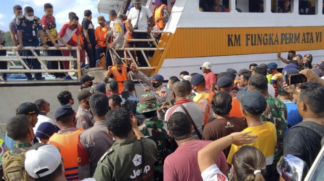 Petugas gabungan mengevakuasi penumpang KM Karya Indah rute Ternate - Sanana Kepulauan Sula yang terbakar di Sanana, Kabupaten Sula, Maluku Utara, Sabtu (29/5/2021). [ANTARA FOTO/HO/Basarnas Maluku Utara]