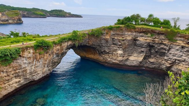 Nahas, Wisatawan Ini Jatuh Setelah Foto Salto di Tebing Broken Beach Nusa Penida