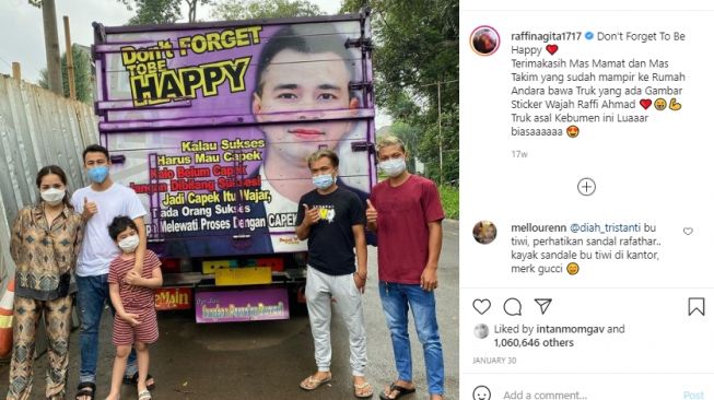 Potret Nagita Slavina di belakang truk [Instagram/raffinagita1717]