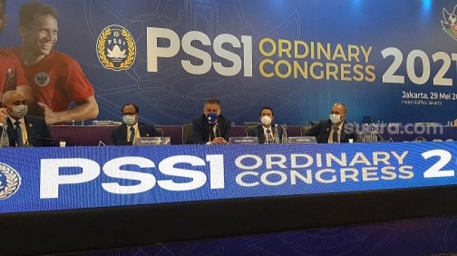 Wakil Ketua Umum PSSI, Iwan Budianto saat memberikan keterangan pers usai Kongrea Tahunan PSSI, Sabtu (29/5/2021). (Suara.com/Adie Prasetyo Nugraha).