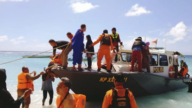 Petugas SAR mengevakuasi penumpang KM Karya Indah rute Ternate - Sanana Kepulauan Sula yang terbakar di Sanana, Kabupaten Sula, Maluku Utara, Sabtu (29/5/2021). [ANTARA FOTO/HO/SAR Sanana]