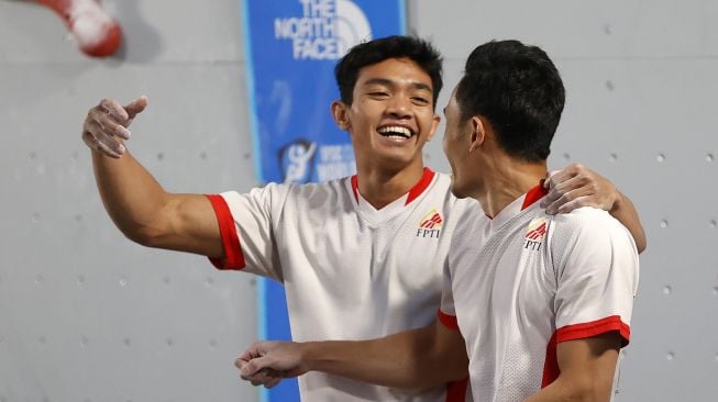 Atlet panjat tebing Indonesia Kiromal Katibin (kiri) dan rekannya Veddriq Leonardo (kanan) melakukan selebrasi setelah mencatat waktu tercepat dalam  kejuaraan Piala Dunia Panjat Tebing 2021, di  Salt Lake City, Utah, Amerika Serikat, Jumat (28/5/2021). [ANTARA FOTO/ Reuters-Jeffrey Swinger-USA TODAY Sports]