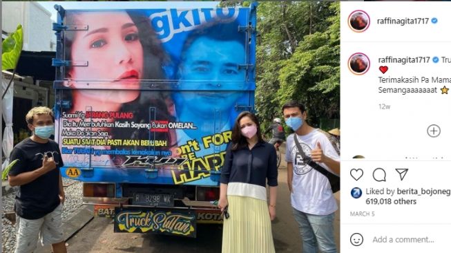 Potret Nagita Slavina di belakang truk [Instagram/raffinagita1717]