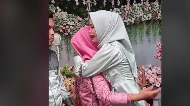 Nyesek! Datangi Nikahan Mantan, Wanita Ini Nangis Peluk Ex Calon Ibu Mertua di Pelaminan