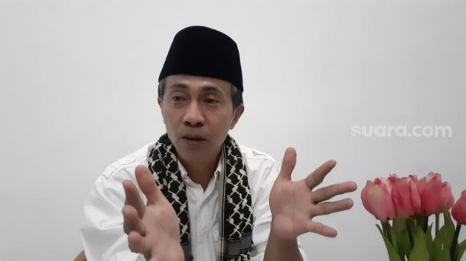 Ade Irawan Burhanuddin, anak ketiga H Burhanuddin pemilik Rumah Bingung, rumah mewah yang telah menjadi urban legend di Tangsel. [Suara.com/Wivy Hikmatullah]