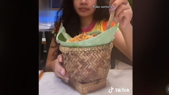 Wanita syok lihat porsi nasi liwet. (TikTok)