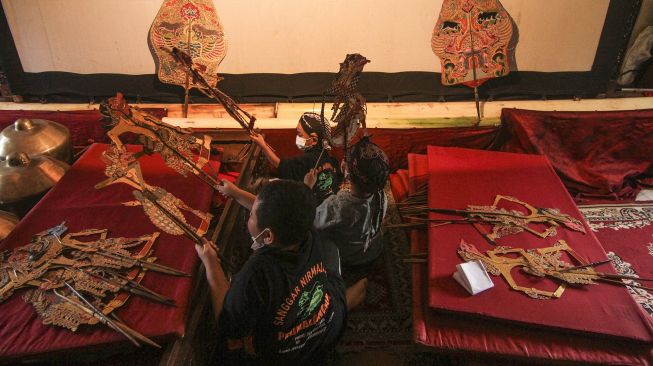 Sejumlah anak berlatih menjadi dalang wayang kulit di Sanggar Nirmalasari, Cinere, Depok, Jawa barat, Minggu (30/5/2021).  ANTARA FOTO/Asprilla Dwi Adha