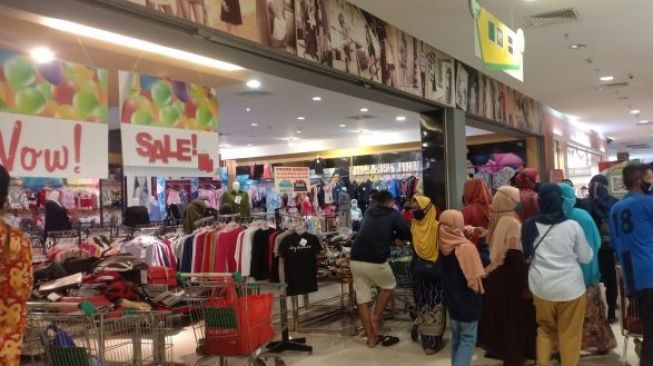 Jelang Tutup, Supermarket Giant Diserbu Warga Balikpapan