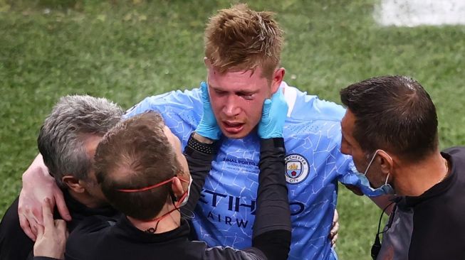 Gelandang Manchester City, Kevin De Bruyne (tengah) mengalami cedera di laga final Liga Champions kontra  Chelsea, Minggu (30/5/2021). [MICHAEL STEELE / POOL / AFP]