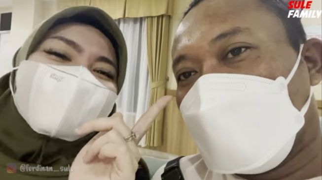 Potret Sule temani Natalia Holshcer periksa kandungan. (YouTube/Sule Family)