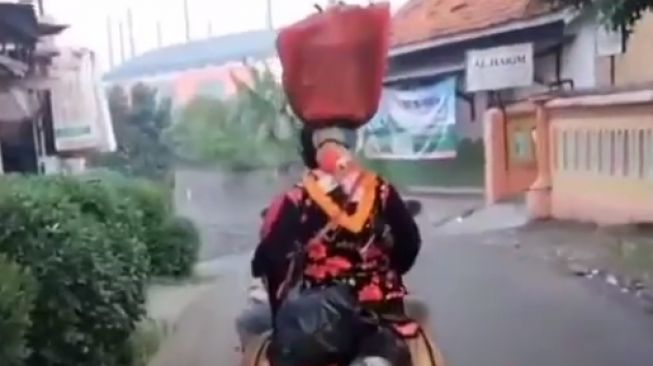 Aksi Emak-Emak Naik Motor Bikin Pengguna Jalan Heran: Kok Tak Jatuh Ya Barangnya?