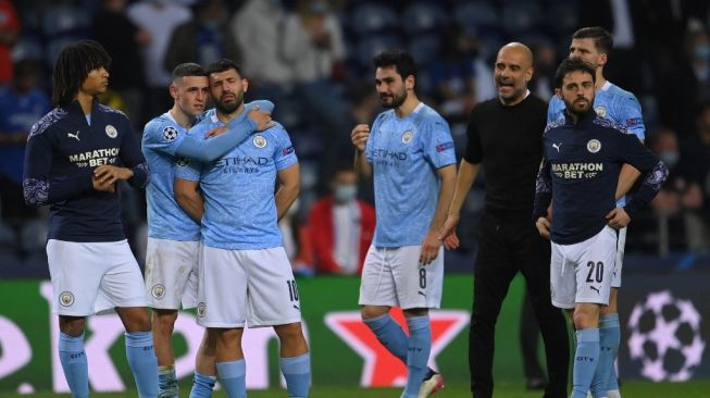 Para pemain Manchester City tampak lesu usai dikalahkan Chelsea dengan skor 1-0 di laga final Liga Champions yang dihelat di Stadion Dragao, Porto, Sabtu malam waktu setempat atau Minggu (30/5/2021) dini hari WIB. (Foto; AFP)