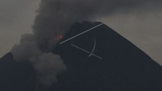 Awan panas guguran Gunung Merapi meluncur sejauh 3 km