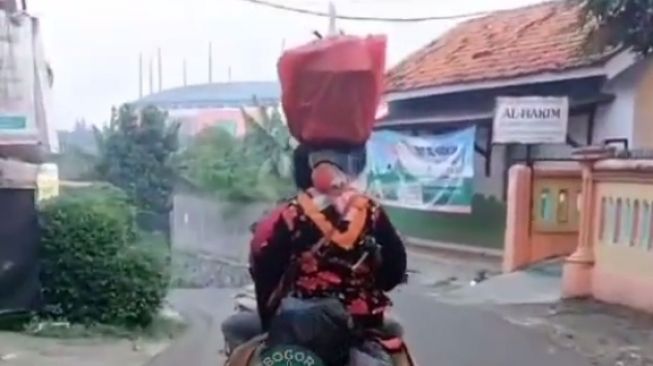 Aksi emak-emak bawa barang saat naik motor menjadi sorotan pengguna jalan lainnya (Instagram)