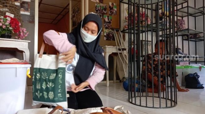 Seorang pembeli melihat lihat produk yang ditawarkan difabel zone Minggu (30/5/2021). - (SuaraJogja.id/Mutiara Rizka)