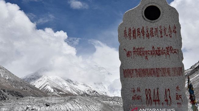 Salut! Zhang Jadi Tunanetra Asia Pertama yang Menaklukkan Gunung Everest