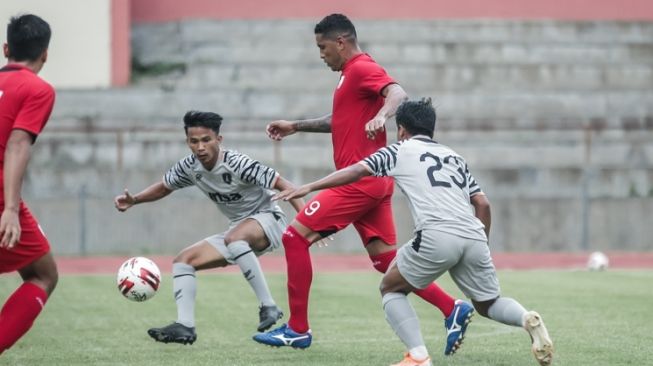 Striker Persis Solo, Beto Goncalves berusha melewati pemain PS Unsa dalam uji coba di Stadion UNS, Sabtu (29/5/2021). [Media Persis Solo]