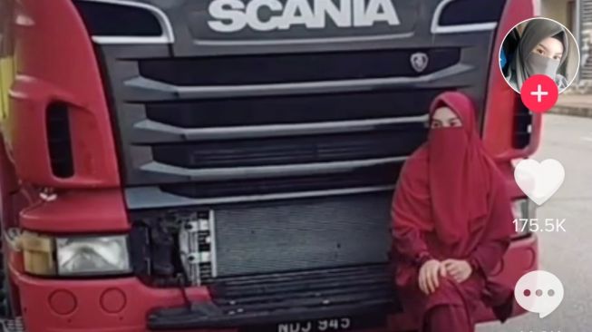 Subhanallah! Demi Menghidupi 5 Anaknya, Wanita Bercadar Ini Jadi Sopir Truk Kontainer