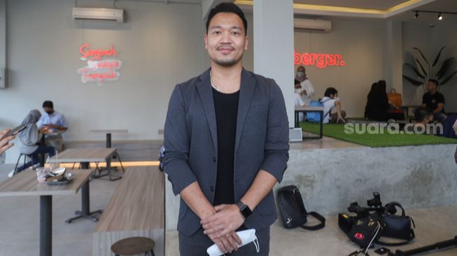 Michael Yukinobu De Fretes atau Nobu saat ditemui di acara grand opening restaurant milik Ivan Gunawan di Bogor, Jawa Barat, Minggu (30/5/2021). [Suara.com/Alfian Winanto]