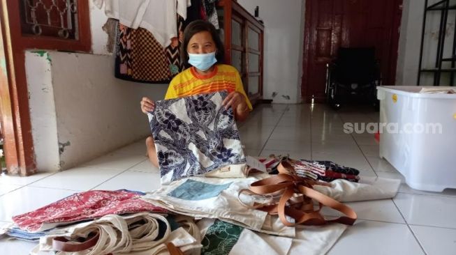 Anggota difabel zone sedang membatik untuk produk yang akan dijual Minggu (30/5/2021). - (SuaraJogja.id/Mutiara Rizka)