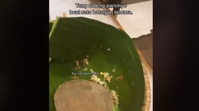 Wanita syok lihat porsi nasi liwet. (TikTok)