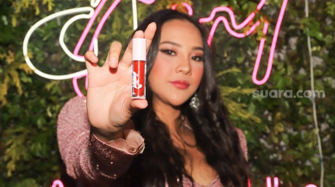 Selebgram Anya Geraldine berpose memamerkan produk kecantikan miliknya saat ditemui di Kawasan SCBD, Jakarta Selatan, Senin (31/5/2021). [Suara.com/Alfian Winanto]