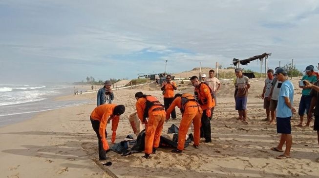 Warga Terseret Ombak di Pantai Pesisir Barat Ditemukan Tewas