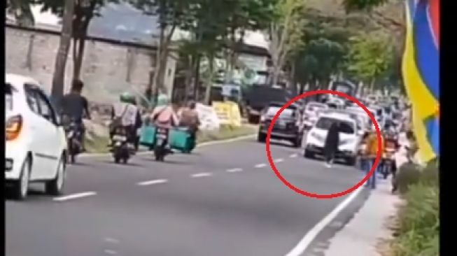 Aksi wanita bercadar bikin jalan macet viral di media sosial (Instagram)