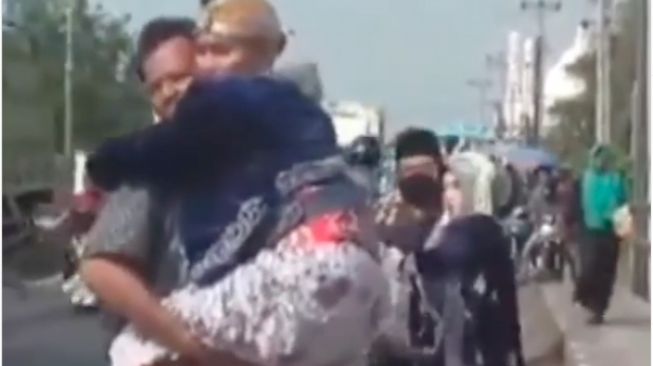 Kocak! Pengantin di Pemalang Harus Digendong Saat Lewati Jembatan, Ada Apa?