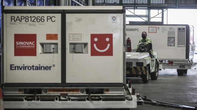 Petugas membawa Envirotainer berisi vaksin COVID-19 setibanya di Teminal Cargo Bandara Soekarno Hatta, Tangerang, Banten, Senin (31/5/2021). ANTARA FOTO/Dhemas Reviyanto