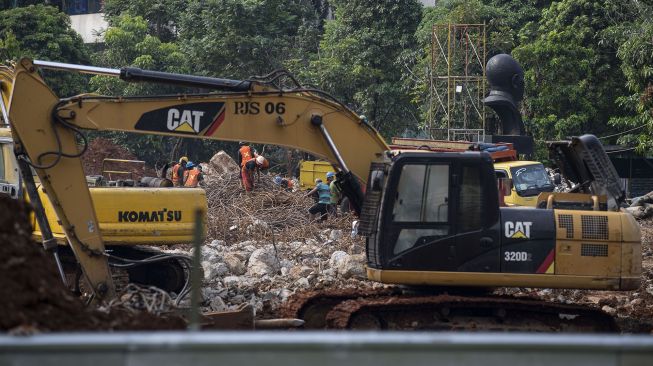 Sejumlah pekerja melakukan pembongkaran puing-puing gedung utama Kejaksaan Agung yang rusak akibat kebakaran di Jakarta, Senin (31/5/2021).  ANTARA FOTO/Aditya Pradana Putra