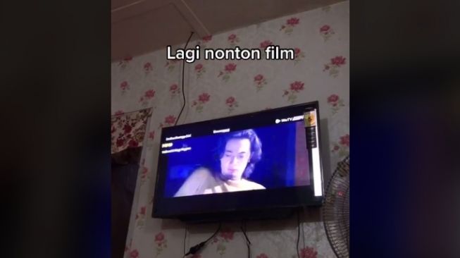 Panik! Lagi Nonton Film Bareng Keluarga, Pacar Malah Ngajak VC Lewat TV