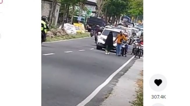 Tepok Jidat! Viral Cewek Ngambek di Jalan Bikin Jalanan Macet