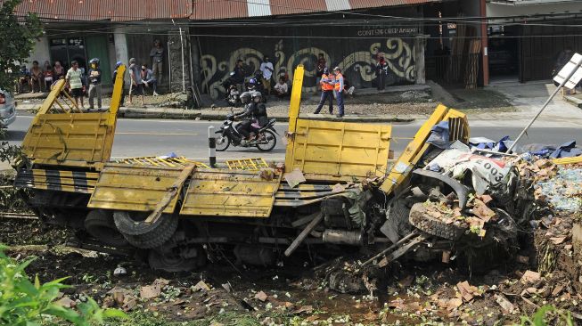 Truk Tronton Tabrak 4 Pemotor Hingga Meninggal di Wonosobo