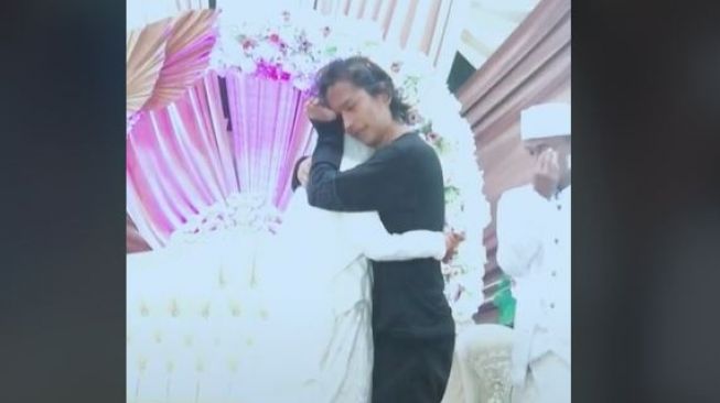 Viral Pria Menangis Peluk Pengantin Wanita (tiktok.com/@rcalorenza)