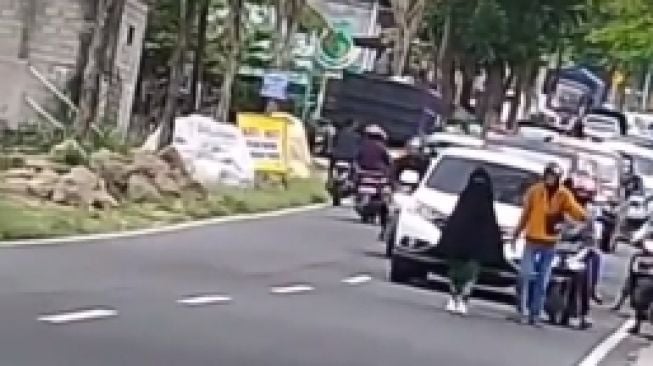 Viral Wanita Ngambek di Tengah Jalan, Aksinya sampai Bikin Macet