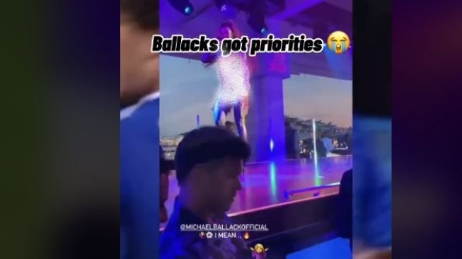 Ballack Fokus Nonton Pertandingan Chelsea di Strip Club, Abaikan Penari Seksi Beraksi