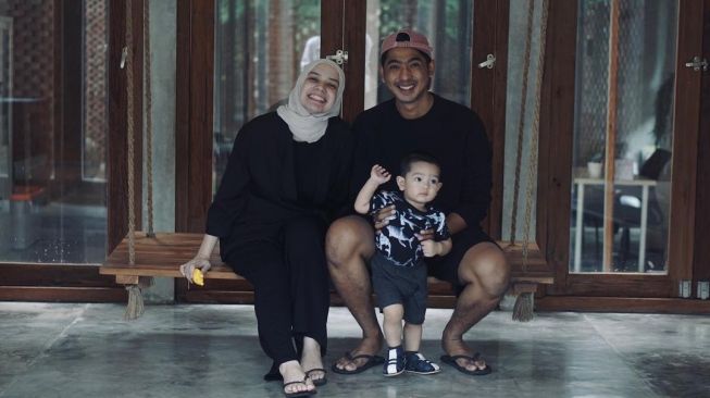 Arya Saloka bersama istri, Putri Anne dan putranya. [Instagram]