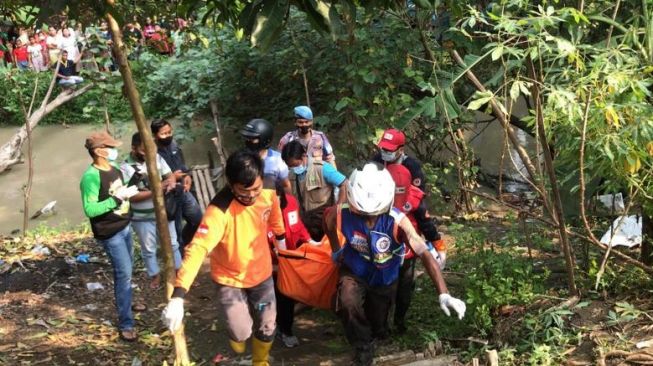 Warga Mojokerto Geger Ada Mayat Pria Dengan Rokok Masih Menyala di Tangah