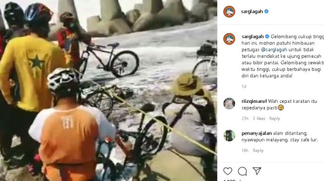 Sepeda diterjang ombak Pantai Glagah (instagram.com/@sarglagah)