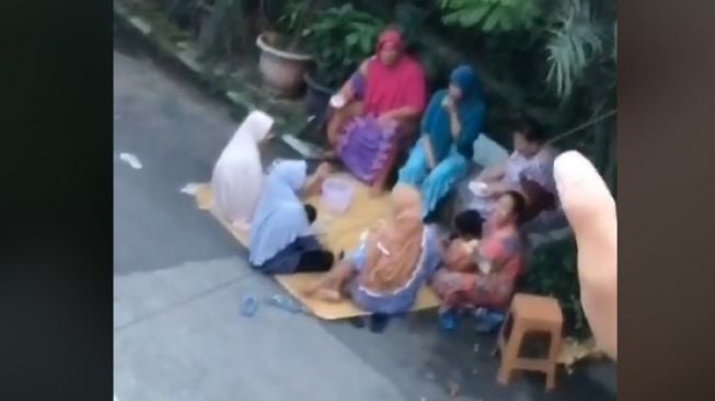 Viral aksi emak-emak rumpi di depan rumah, disebut CCTV paling berbahaya sekampung (TikTok/pamungkaszs).